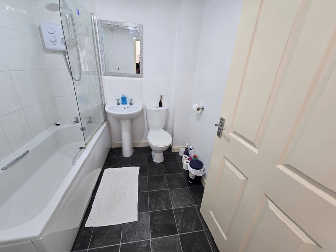 Bathroom 4, Shirebrook 2-bed Townhouse, With Free Parking, Ideal for Contractors and Families, Derbyshire