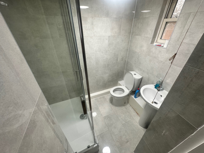 Bathroom 5, Foresthill 3-bed Home, Sleeps 5 With Parking, London