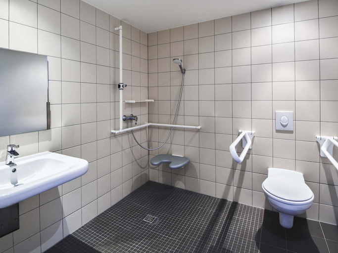 Bathroom 5, B&B Hotel Frankfurt-Airport, Frankfurt am Main