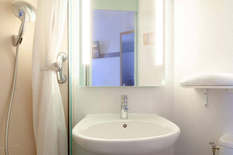 Bathroom 4, B&B HOTEL Maurepas, Yvelines