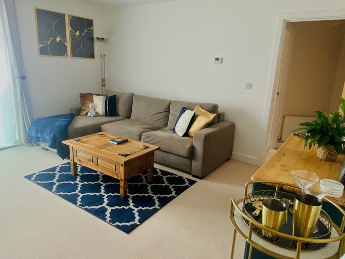 Living area 5, Apartment Sleeps 4 With Parking, Surrey