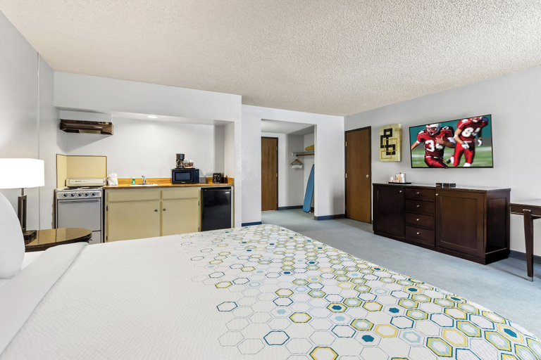 Bedroom 3, HomeTowne Studios by Red Roof Ridgecrest, Kern