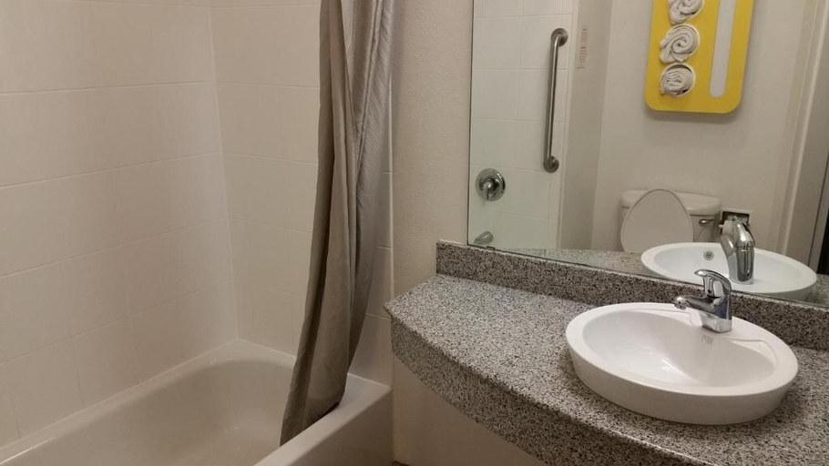 Bathroom 4, Motel 6 Eagle Pass, TX - Lakeside, Maverick
