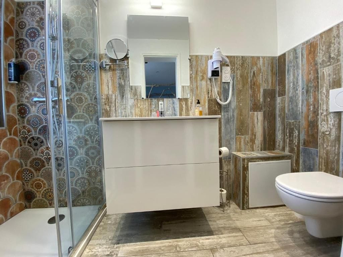 Bathroom 3, Hôtel Le Neptune en Camargue, Bouches-du-Rhône