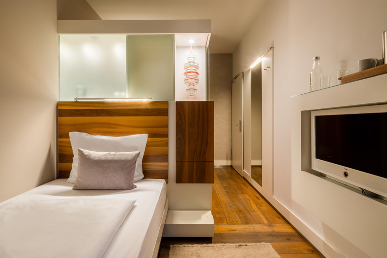 Bedroom 4, Hopper Hotel St. Josef, WorldHotels Crafted, Köln