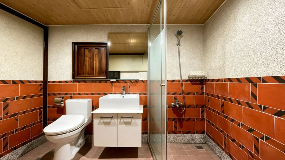 Bathroom 4, Guning Xiexinyuan Historical Inn, Kinmen