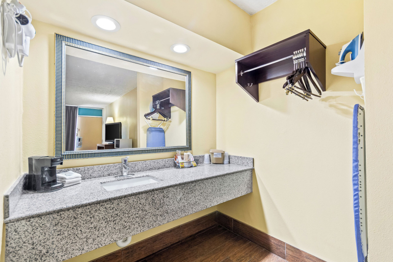 Bathroom 4, Red Roof Inn Berea, Madison
