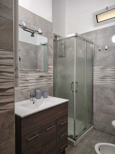 Bathroom 5, Sonnino 90, Bari
