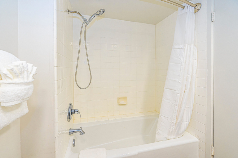 Exterior 3, Ocean-city Views at Marine Surf Close to the Beach W/parking & Full Kitchen, Honolulu