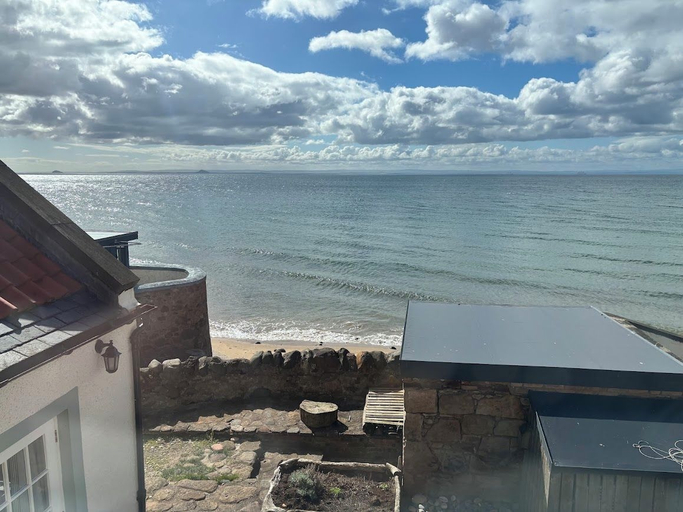 Room 4, Castaway Beach Cottage, Fife