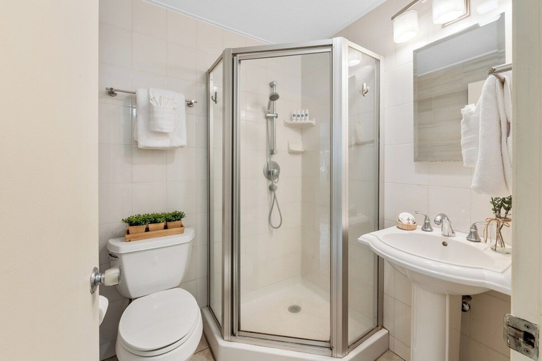 Interior 5, Plantation Style 2BD Cottage AC Near Beach - International Colony Club 16, Maui