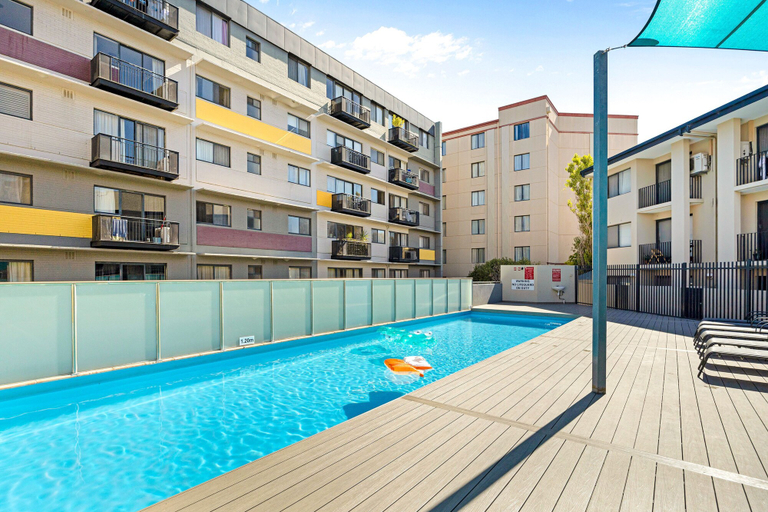 Room 2, Modern 2BR Pool Gym Parking, Perth