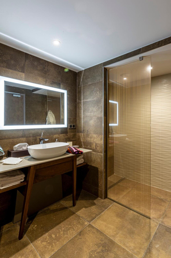 Bathroom 4, Hotel & Restaurant Sodade, Cantal