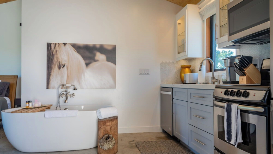 Interior 4, Cocavin Carriage House by Avantstay Gated Vineyard Ranch + Fire Pit + BBQ Paso Robles, San Luis Obispo