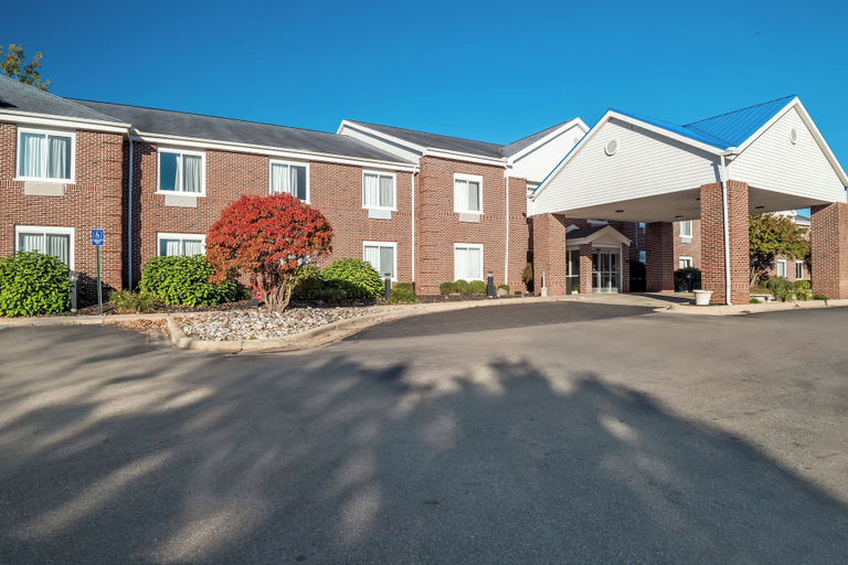 Exterior & Views 2, HomeTowne Studios by Red Roof East Lansing - Okemos, Ingham
