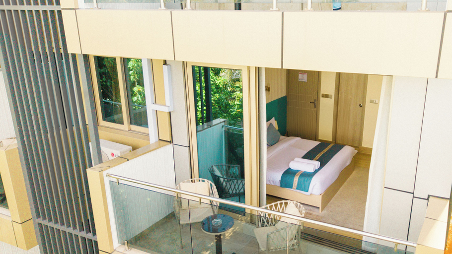 Property grounds, Six Palms Beach, Malé