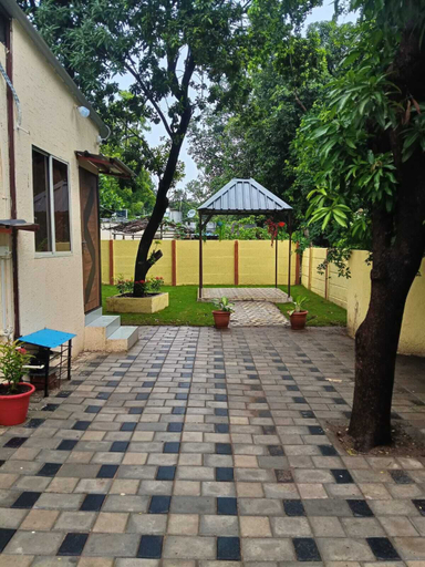 Property grounds 3, Acrobat Home Stay-Elegant Villa, Bhopal