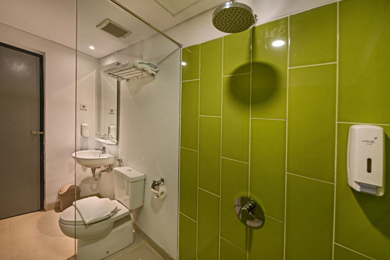 Bathroom 3, Whiz Prime Hotel Sudirman Pekanbaru, Pekanbaru