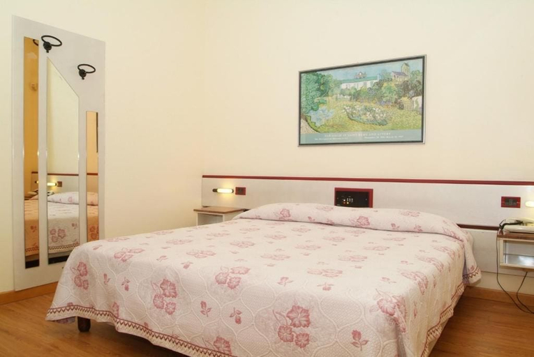 Bedroom 4, Hotel Maxim, Bologna