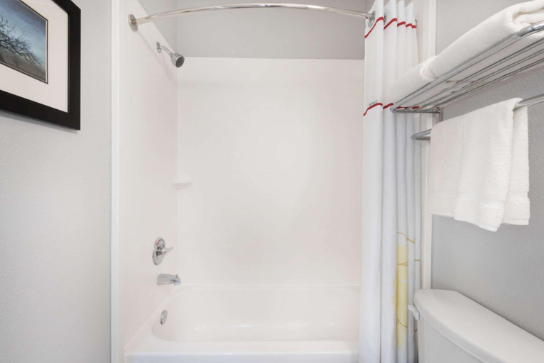 Bathroom 3, Hawthorn Extended Stay by Wyndham Midland, Midland