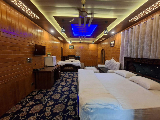 Room 3, Deluxe With Mountain View Holiday Homes, Srinagar