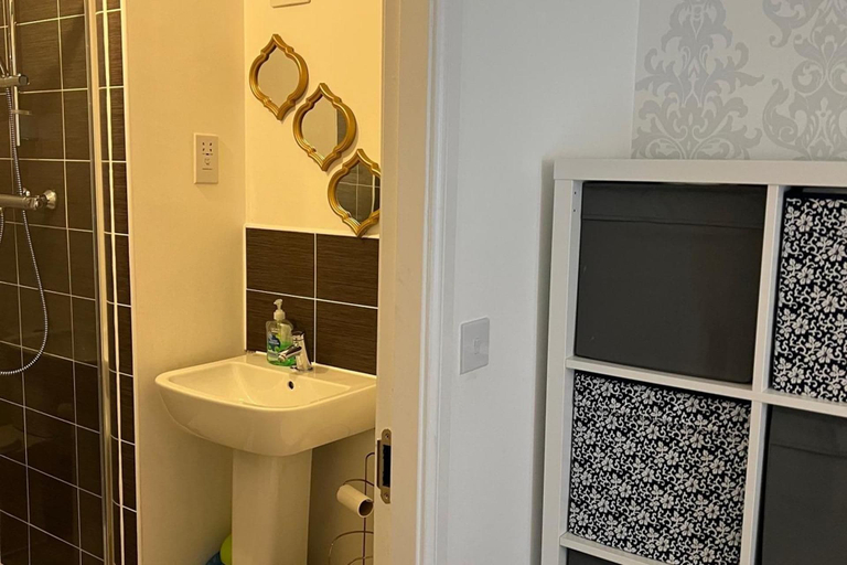 Bathroom 4, House - Sleeps 8 - Parking and Garden, Coventry