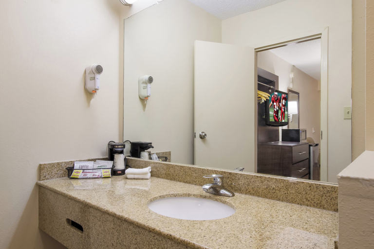 Bathroom 4, Red Roof Inn Shelbyville, Shelby