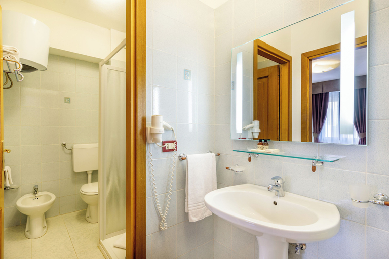 Bathroom, Charming Rina Sea Studio Apartment M2-central Air-con & Wifi Sleeps 2 Persons, Sassari