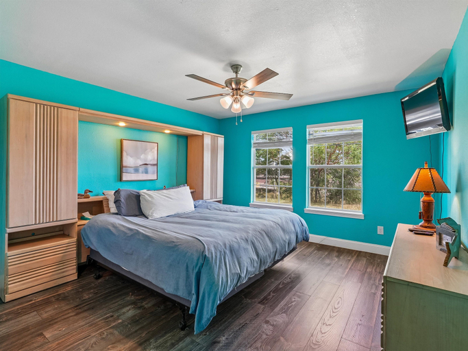 Bedroom 2, Sorry Charlie's by Miss Kitty’s, Aransas