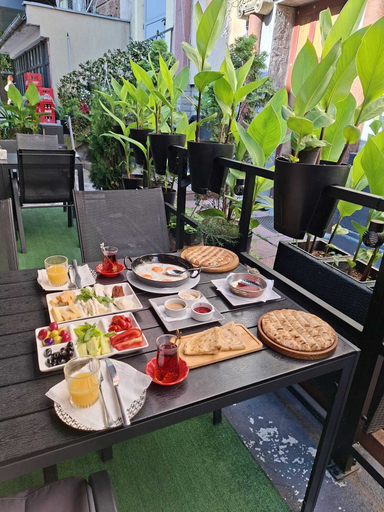 Outdoor dining, Enza Suıtes, Shumen