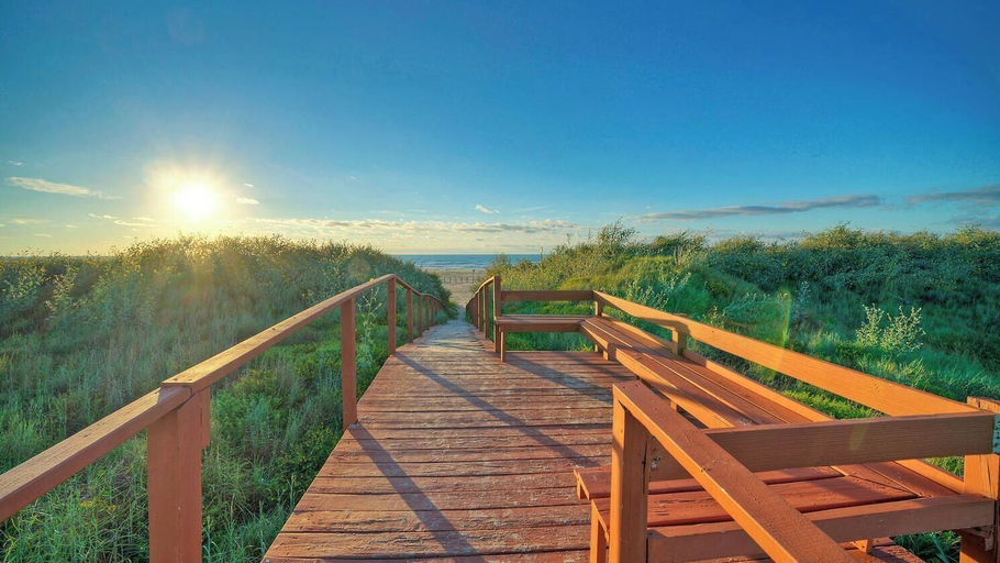 Interior 3, Gulf View Efficiency by Avantstay. Steps to Beach + Boardwalk 2 Pools + Pickleball Access Coastal Studio, Nueces