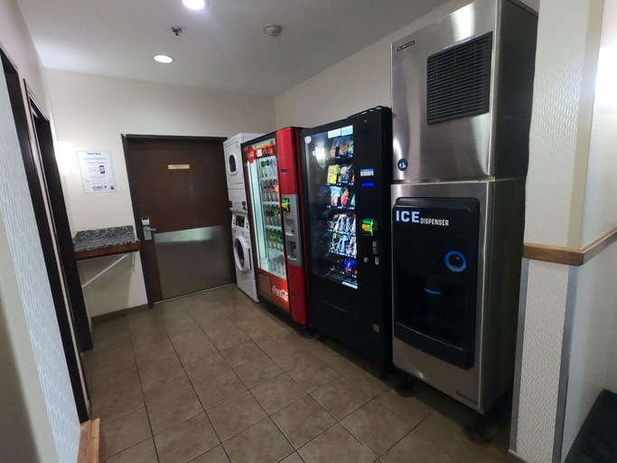Food & Drinks 5, HomeTowne Studios & Suites By Red Roof Washington, Washington