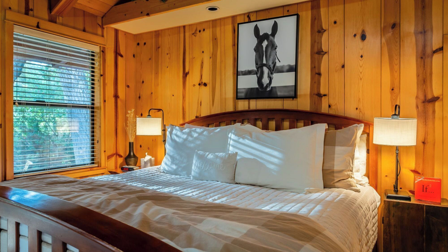 Interior 4, Creekside Room by Avantstay King Suite + Deep Soaking Tub + Garden Oak-shaded Barn Setting, San Luis Obispo