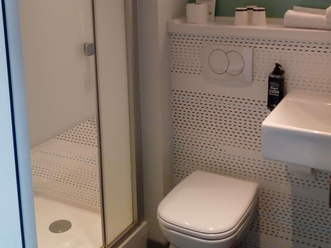 Bathroom 4, Ibis Budget Saint-Genis-Pouilly Genève, Ain