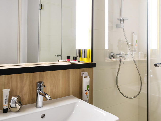 Bathroom 4, ibis Styles Guyancourt Versailles, Yvelines