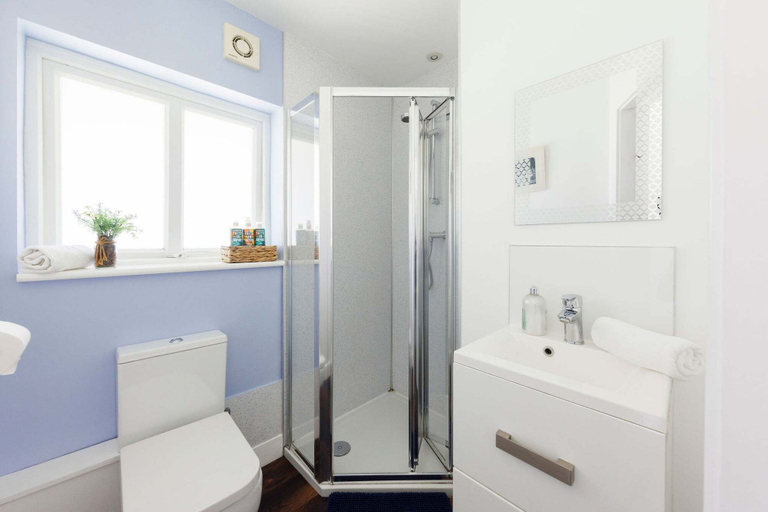 Bathroom 3, Lux Countryside Haven Mins to Beach Garden, West Sussex