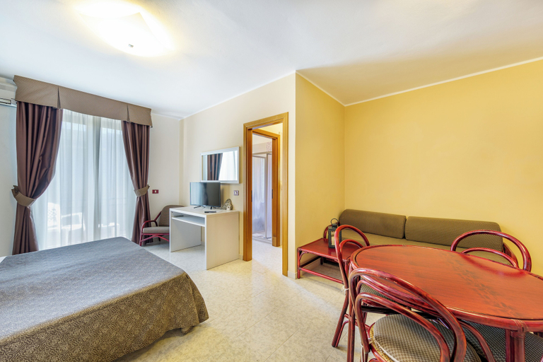 Living room 4, Charming Rina Sea Studio Apartment-central Air-con & Wifi Sleeps 2 Persons, Sassari
