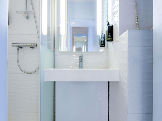 Bathroom 5, ibis Styles La Rochelle Centre Vieux Port, Charente-Maritime