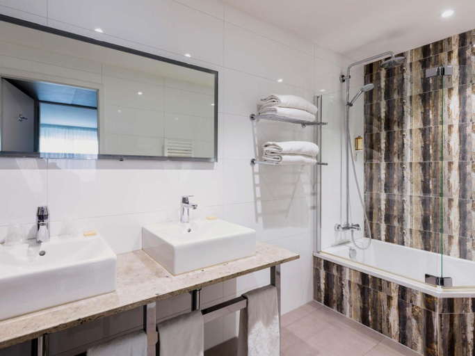 Bathroom 4, Mercure Bale Mulhouse Aeroport, Haut-Rhin