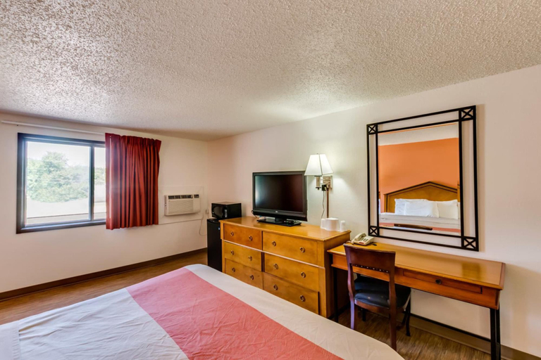 Bedroom 3, Howard Johnson by Wyndham Albert Lea, Freeborn
