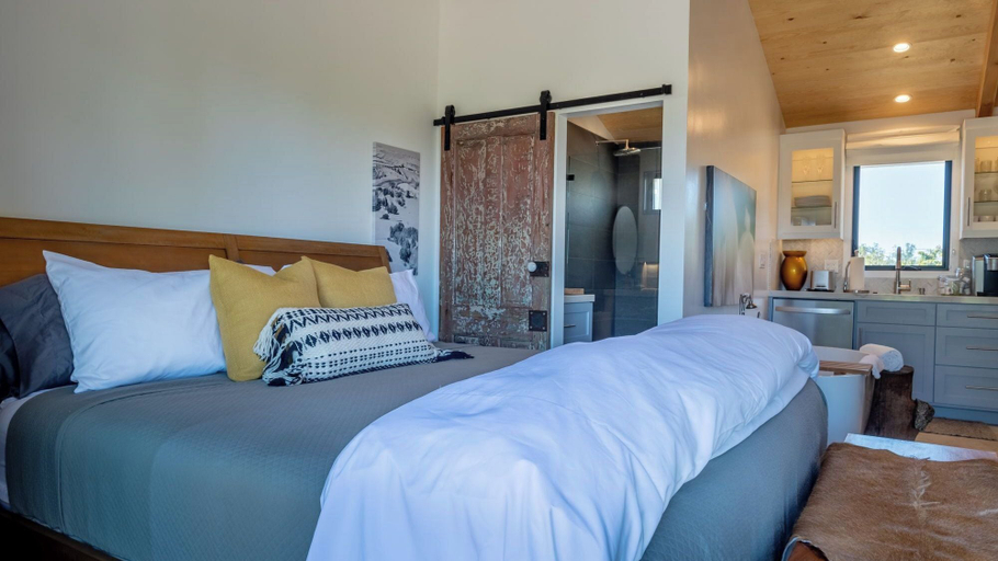 Interior 3, Cocavin Carriage House by Avantstay Gated Vineyard Ranch + Fire Pit + BBQ Paso Robles, San Luis Obispo
