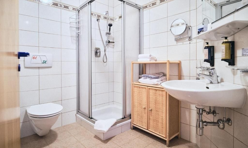 Bathroom 3, Hotel Enzian by Alpeffect Hotels, Sankt Johann im Pongau