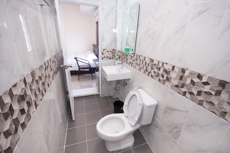 Bathroom 4, Nina Guesthouse, Phra Nakhon