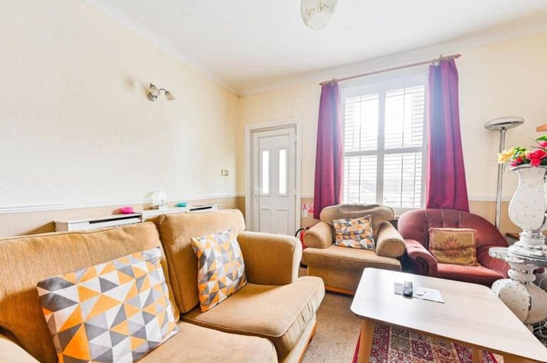 Living area 2, Charming Wembley Hideaway, London