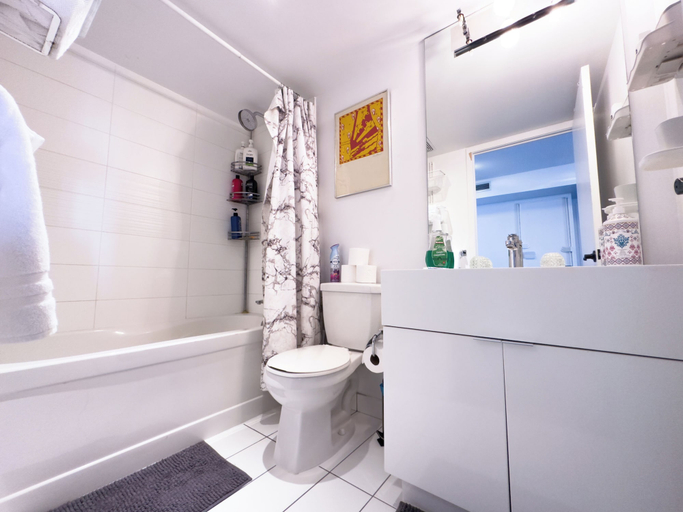 Bathroom, City Central Residences Downtown Toronto, Toronto