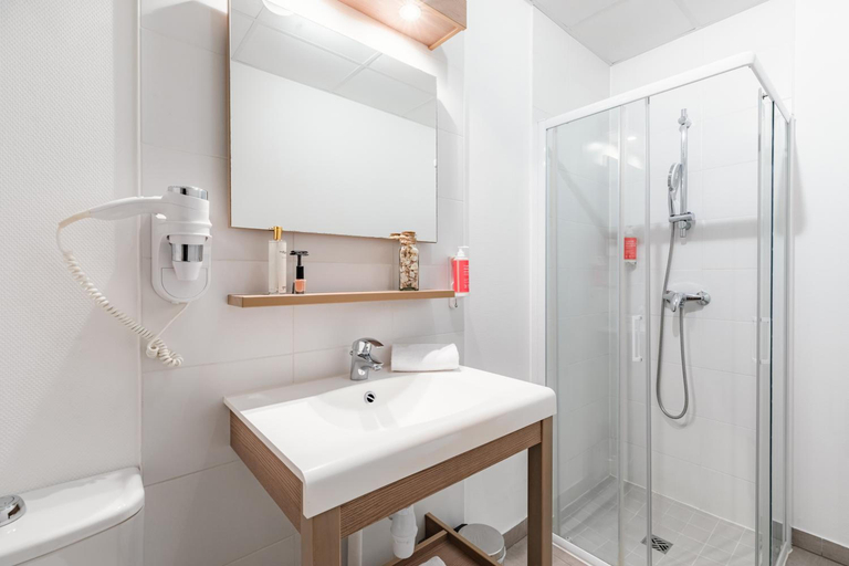 Bathroom 4, Appart'City Confort Cherbourg Centre Port, Manche