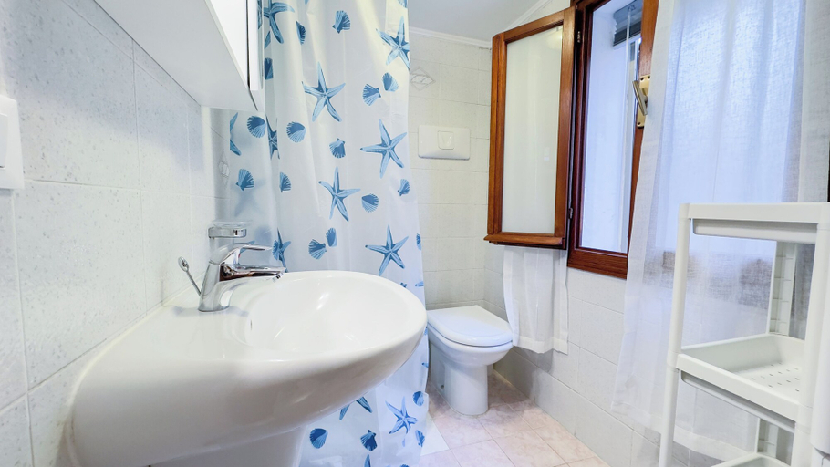 Bathroom 4, Blue Eyes by Ca-sa Check, Venezia