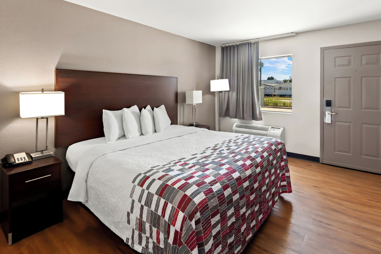 Bedroom 3, Red Roof Inn Muscle Shoals, Colbert