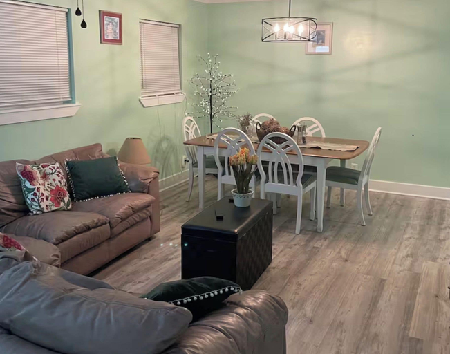Living area, Rivertown Bungalow, Calhoun