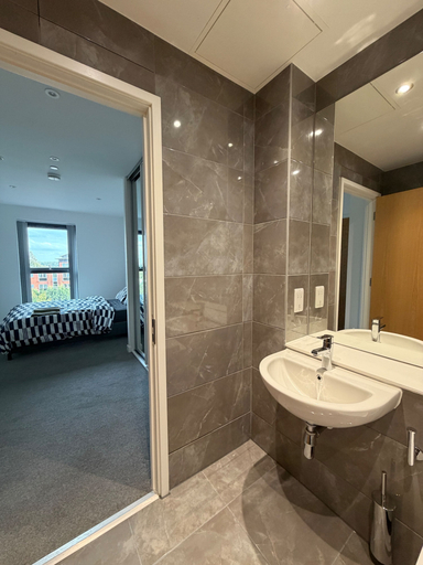 Bathroom 2, Birmingham Blissful Apartment, Birmingham